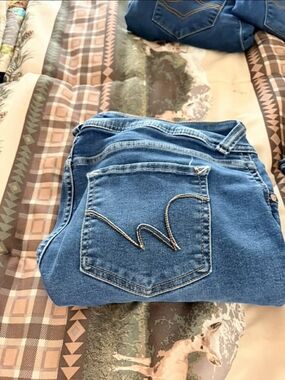 Wallflower Women's Ankle Crop Jeans in Blue Denim